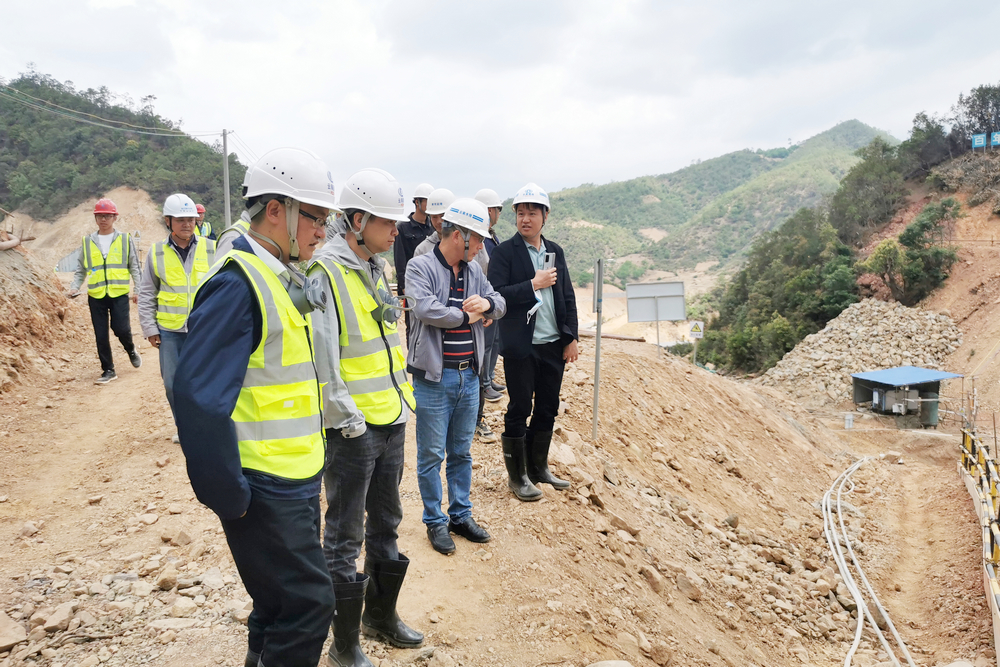 1622028339398043.jpg 張芝華檢查萬(wàn)花溪水庫(kù)建設(shè)現(xiàn)場(chǎng).jpg
