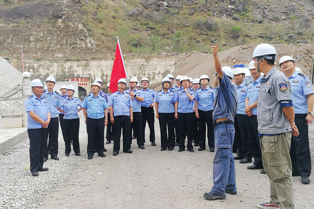 1623231070139552.jpg 現(xiàn)場介紹堰塞體和高邊坡2.jpg