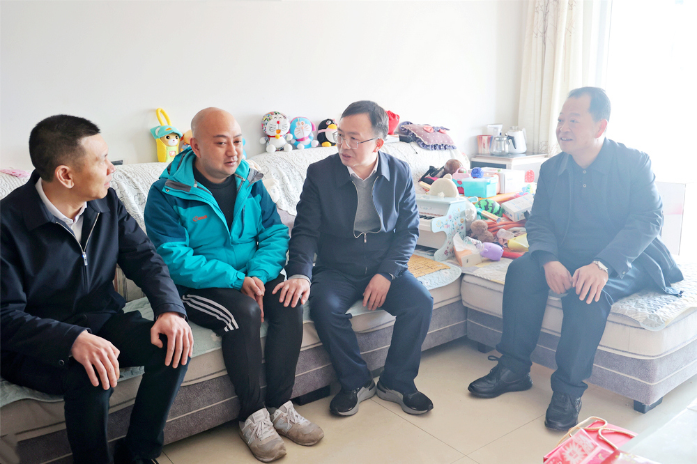 1642427579113999.jpg 劉金榮慰問水投公司困難黨員陳江云1_副本.jpg